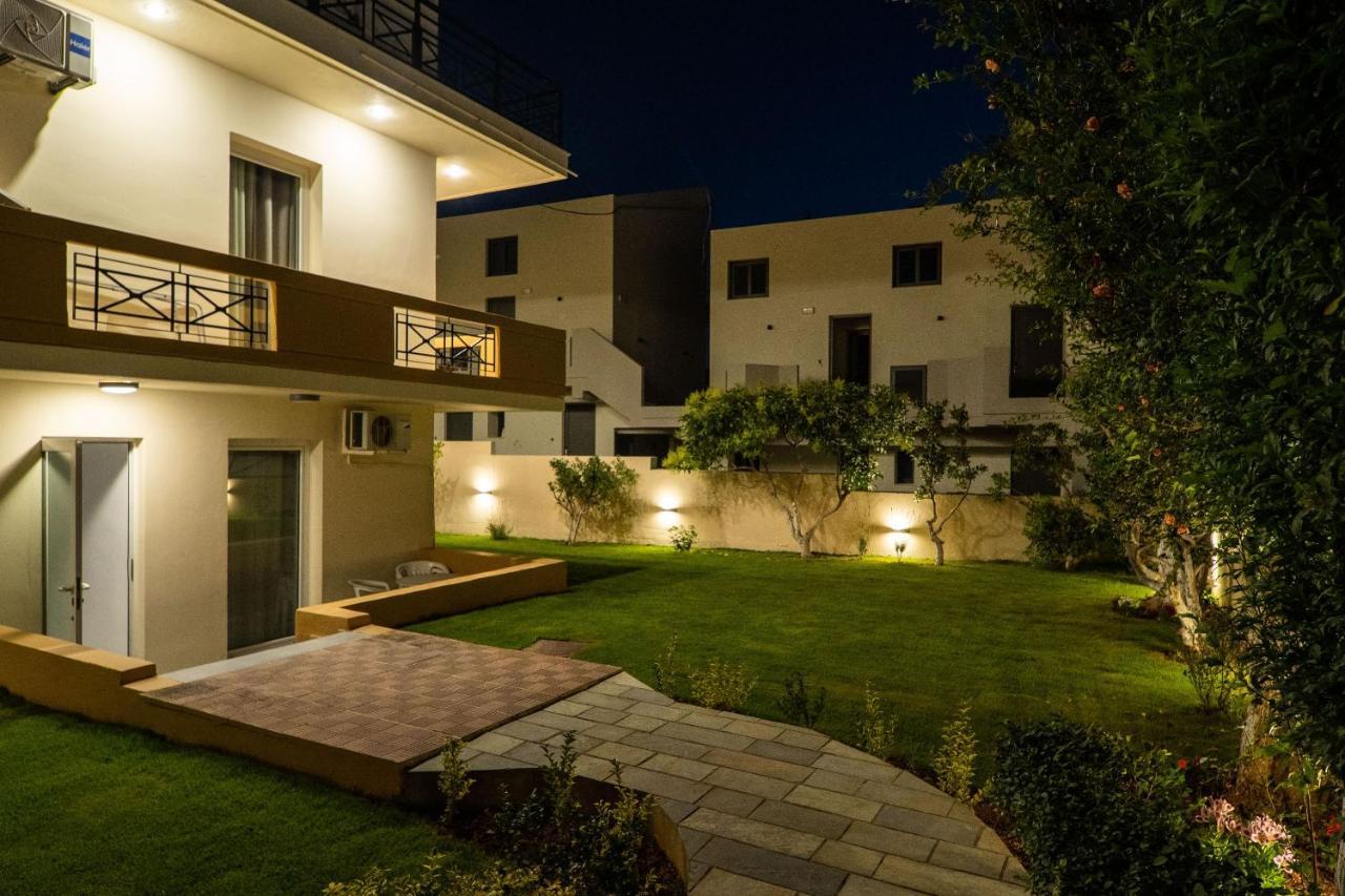 Manos Beachside Apartments Agia Marina Exterior foto