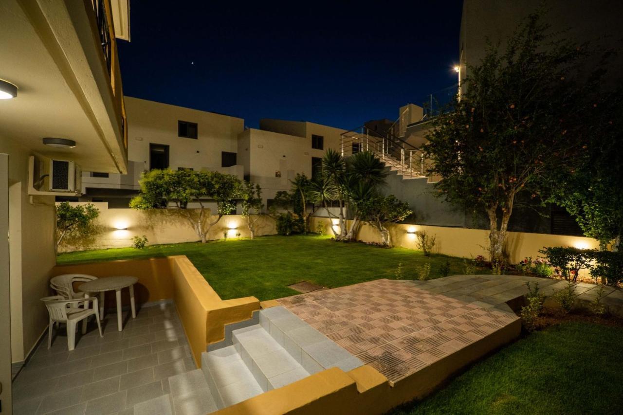 Manos Beachside Apartments Agia Marina Exterior foto