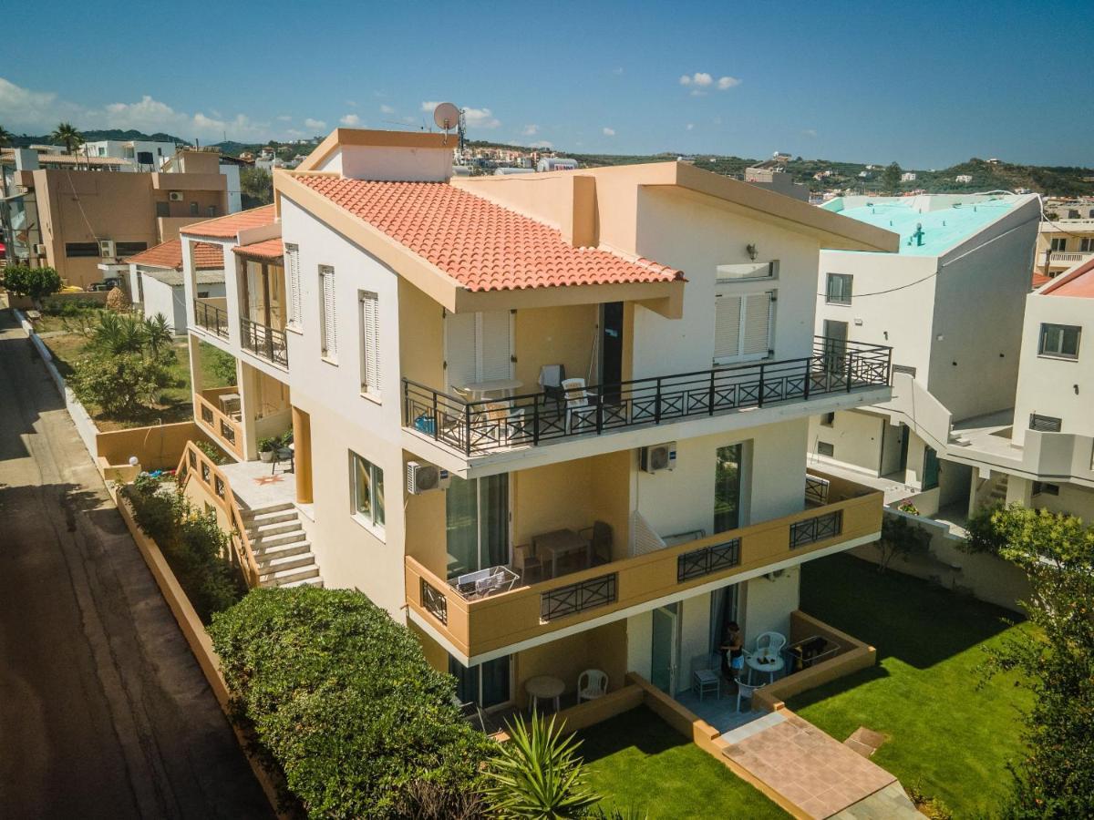 Manos Beachside Apartments Agia Marina Exterior foto