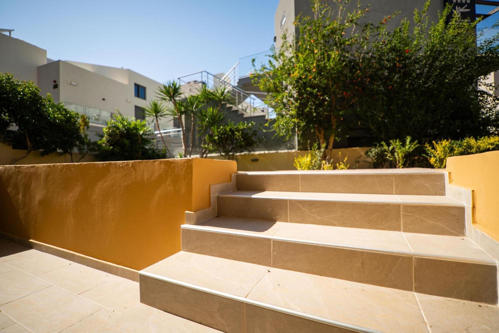 Manos Beachside Apartments Agia Marina Exterior foto
