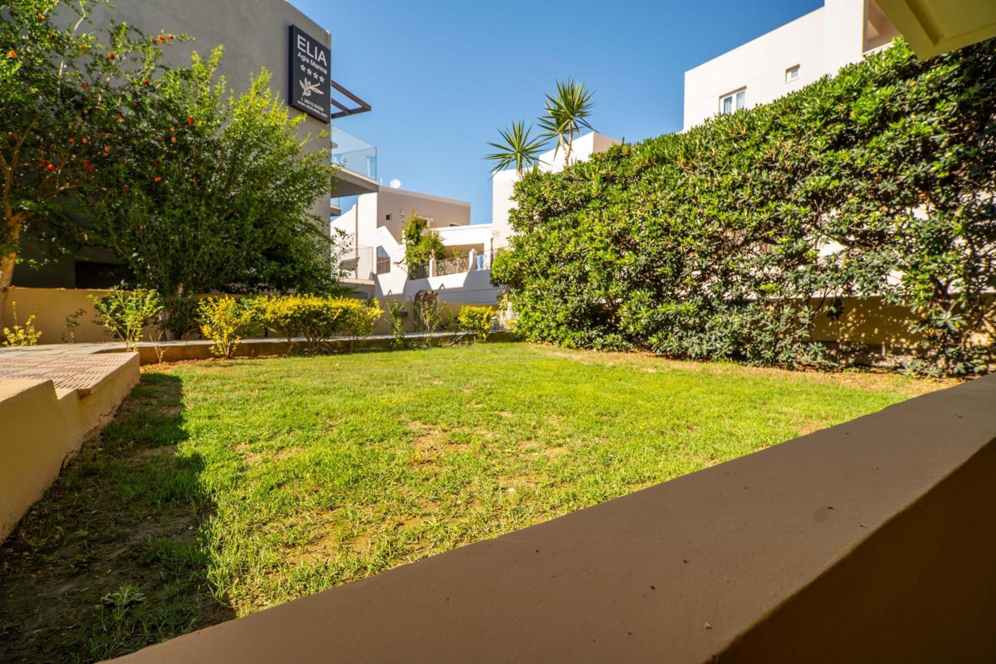 Manos Beachside Apartments Agia Marina Exterior foto