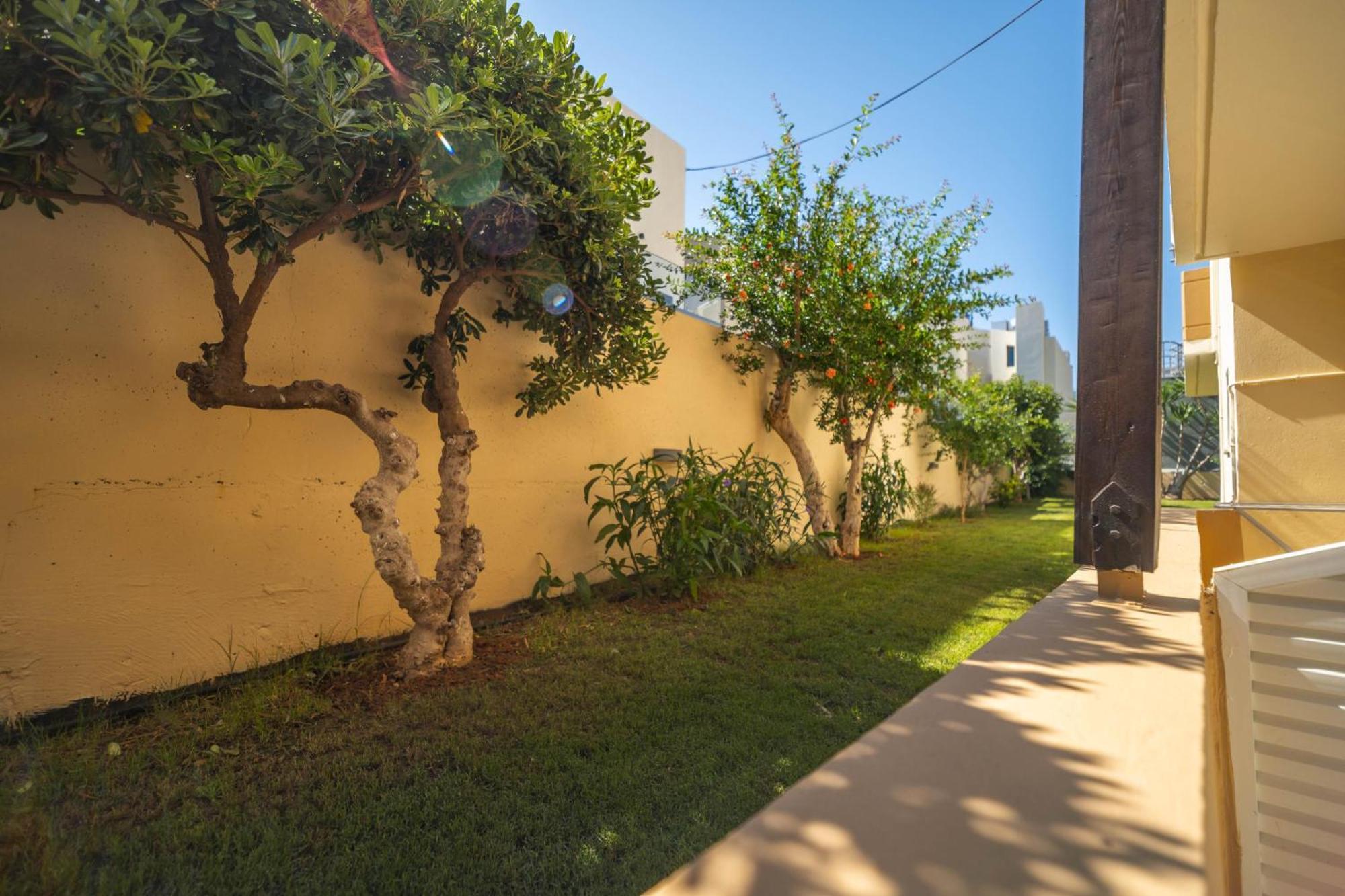 Manos Beachside Apartments Agia Marina Exterior foto