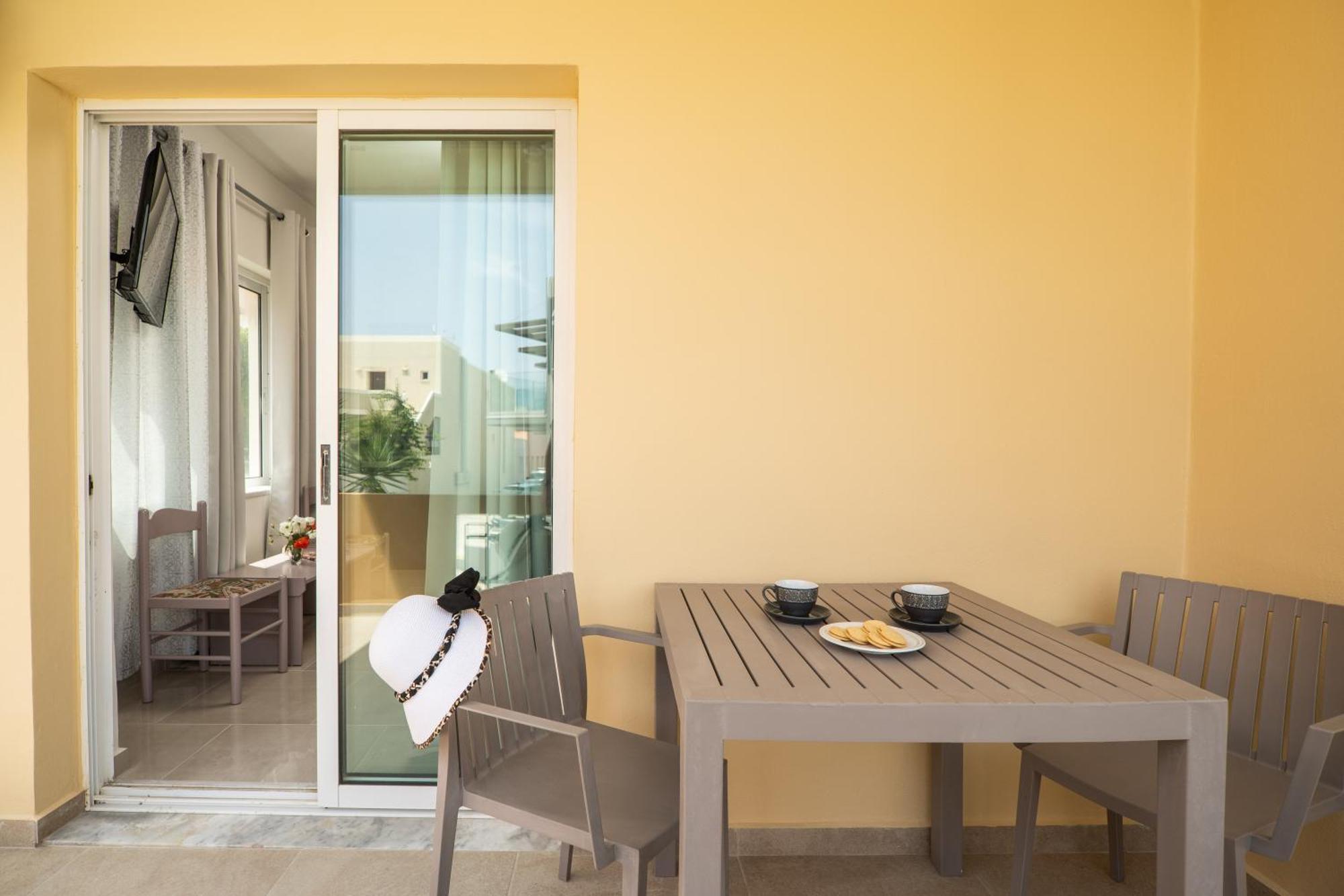 Manos Beachside Apartments Agia Marina Quarto foto
