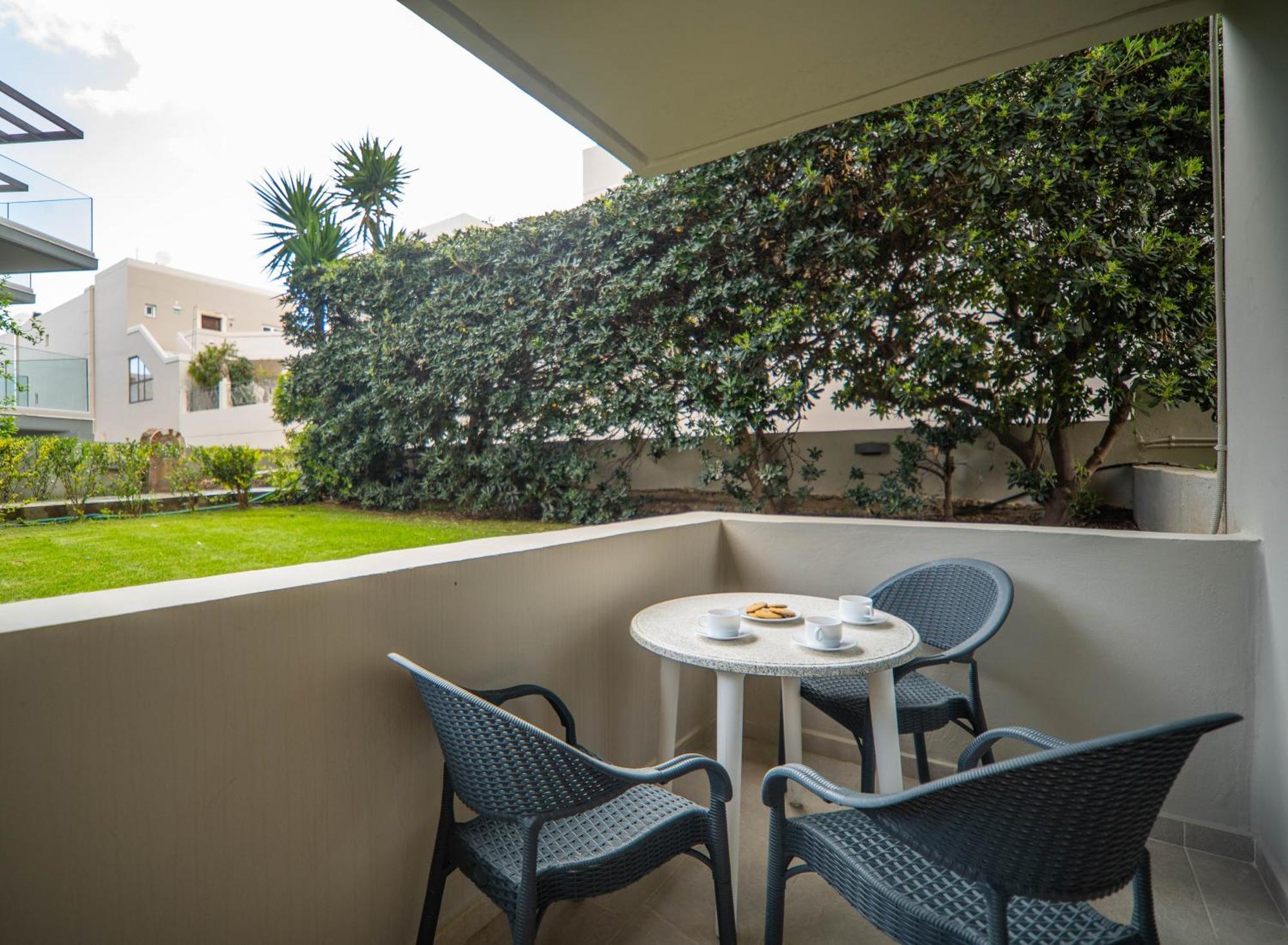 Manos Beachside Apartments Agia Marina Exterior foto