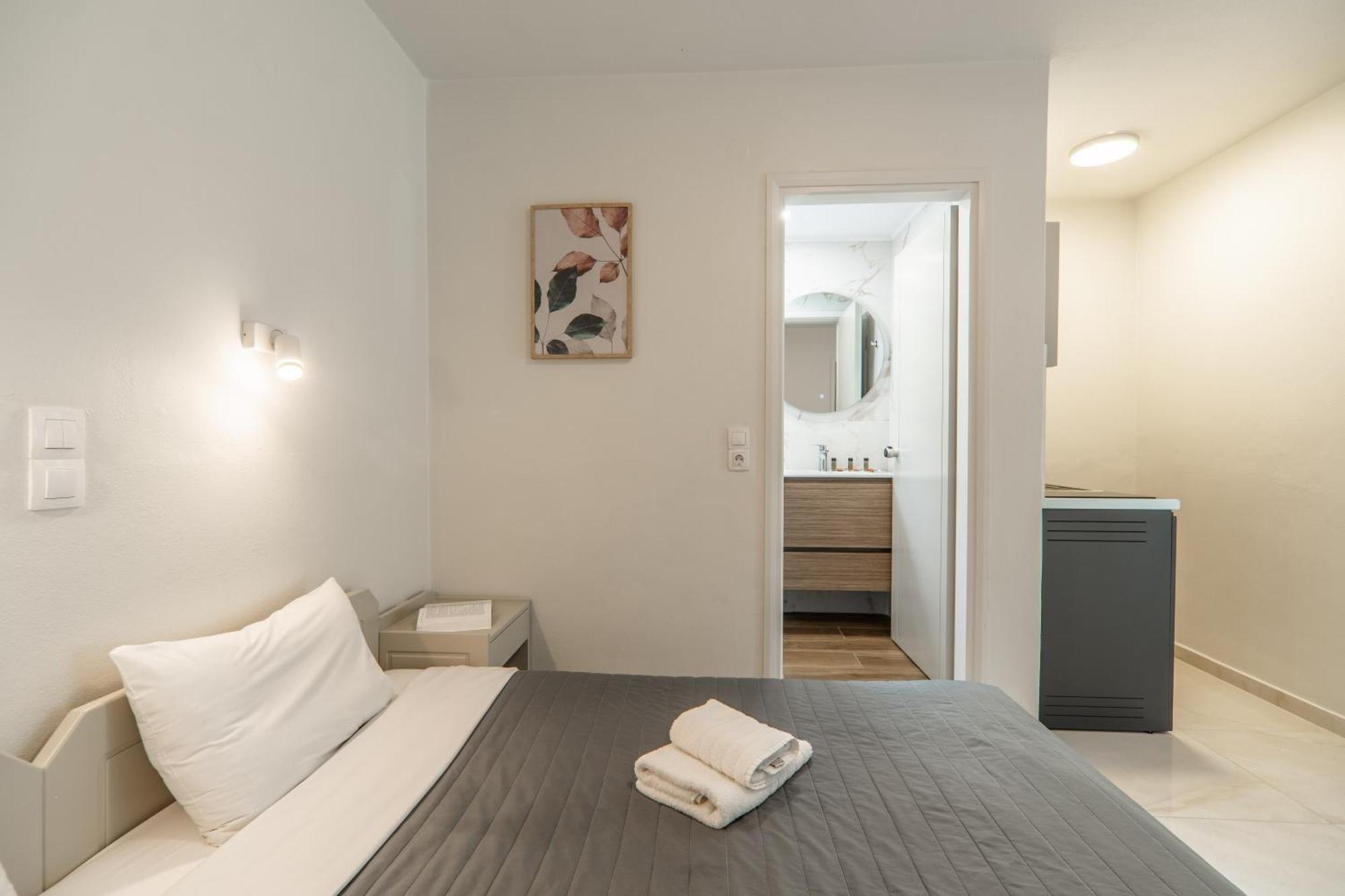 Manos Beachside Apartments Agia Marina Quarto foto