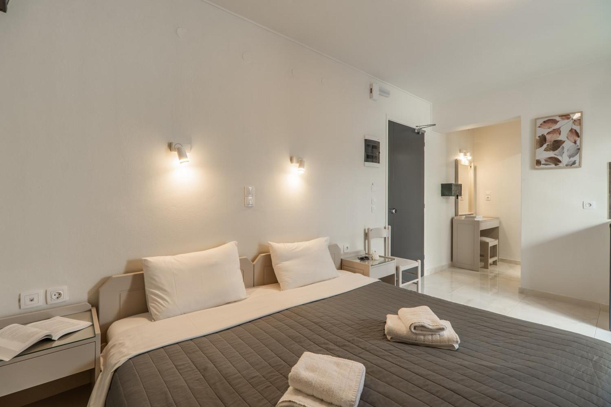 Manos Beachside Apartments Agia Marina Exterior foto