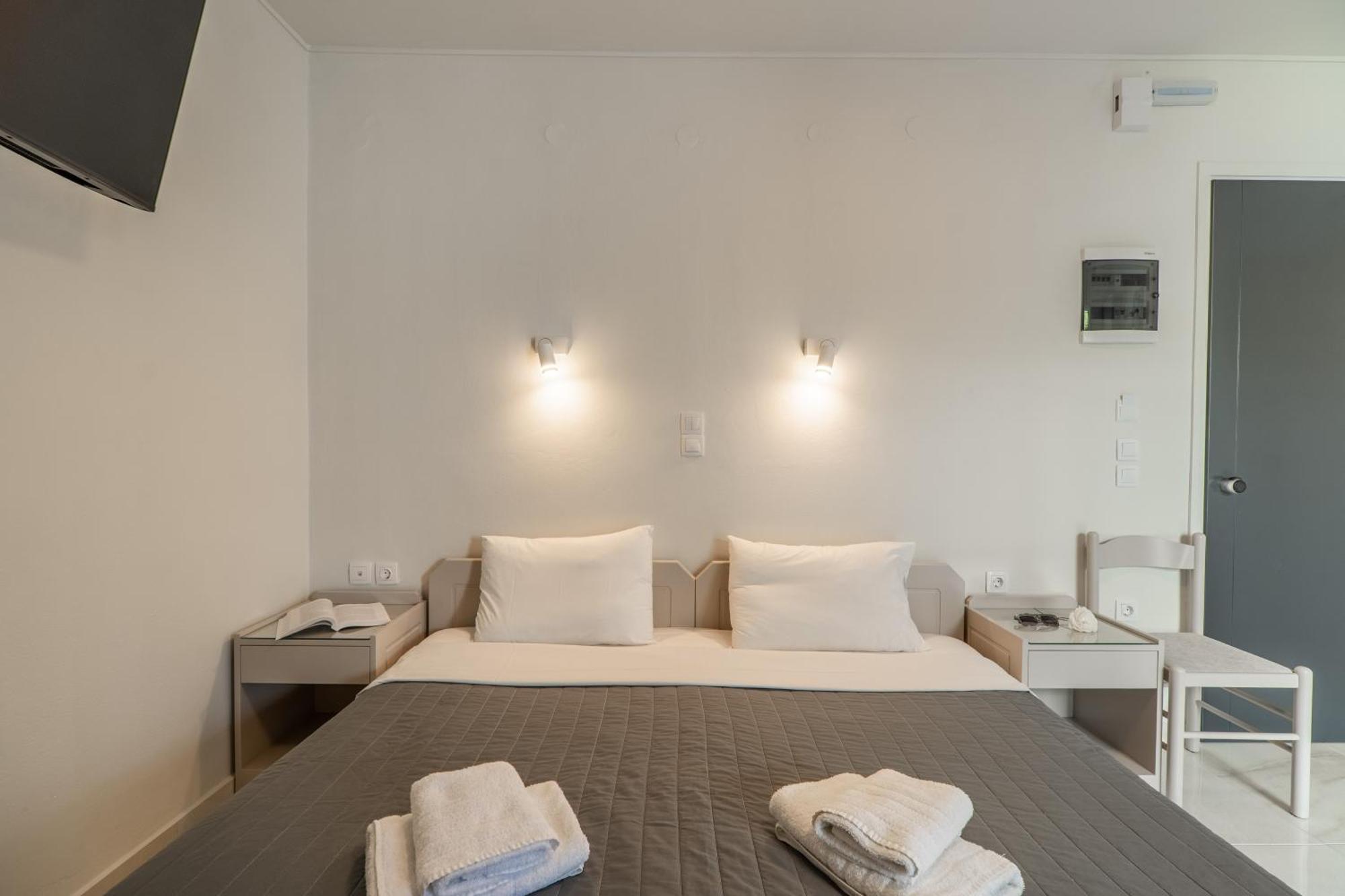 Manos Beachside Apartments Agia Marina Quarto foto