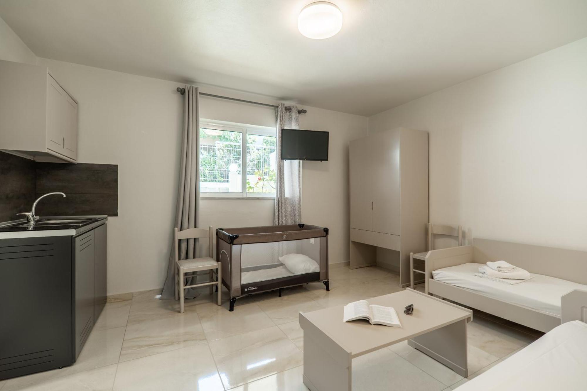 Manos Beachside Apartments Agia Marina Quarto foto