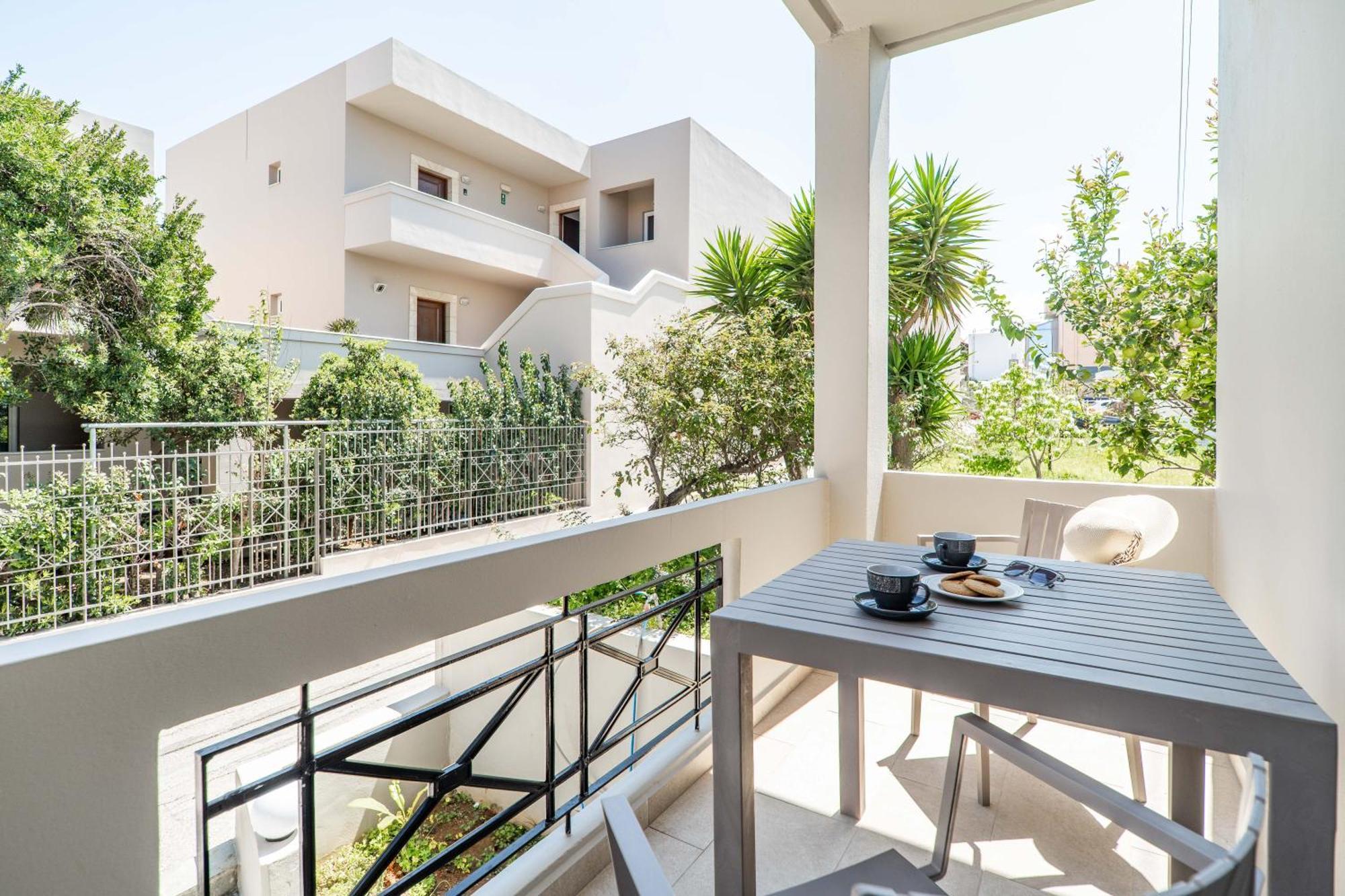 Manos Beachside Apartments Agia Marina Quarto foto