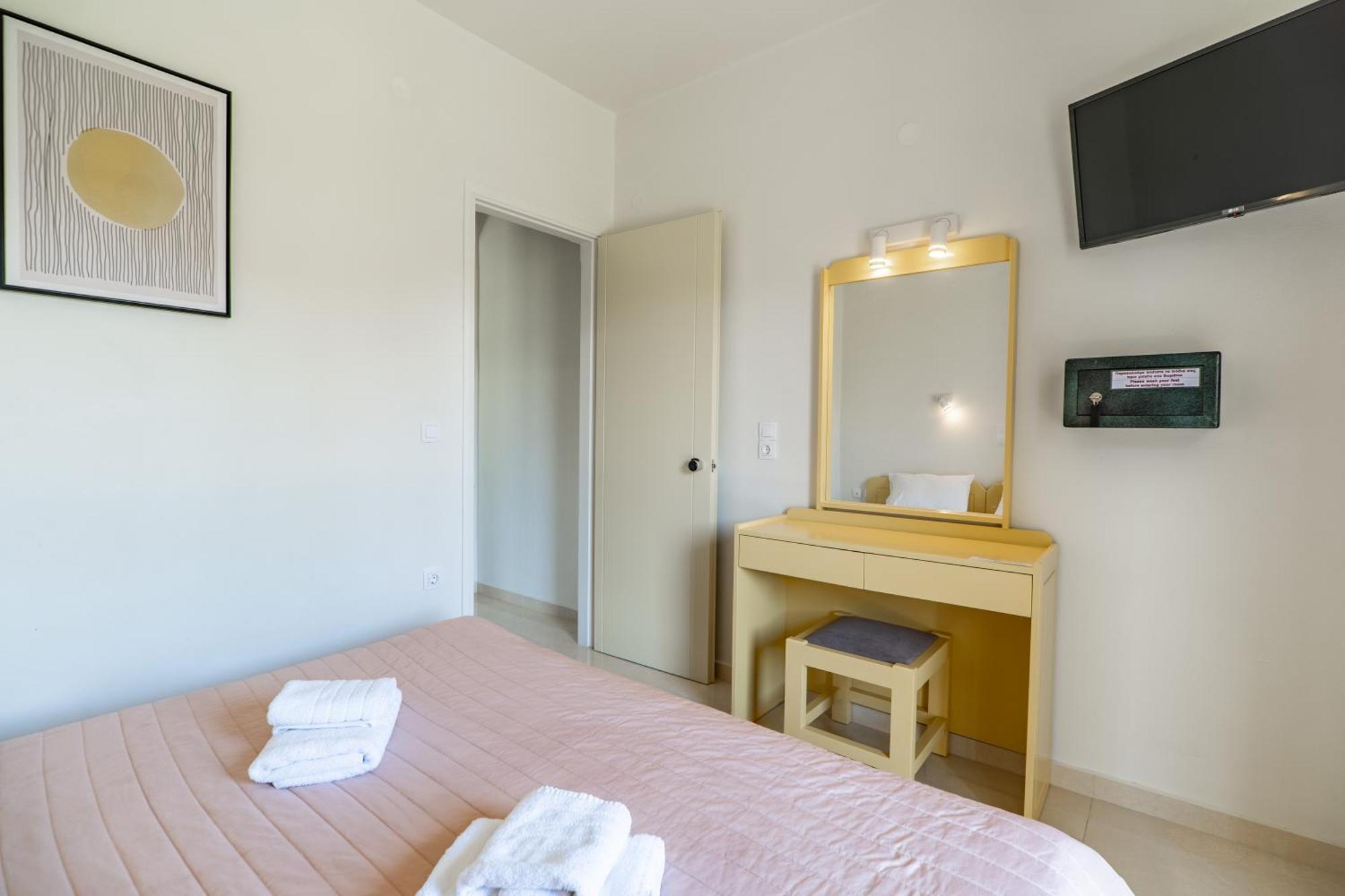 Manos Beachside Apartments Agia Marina Exterior foto