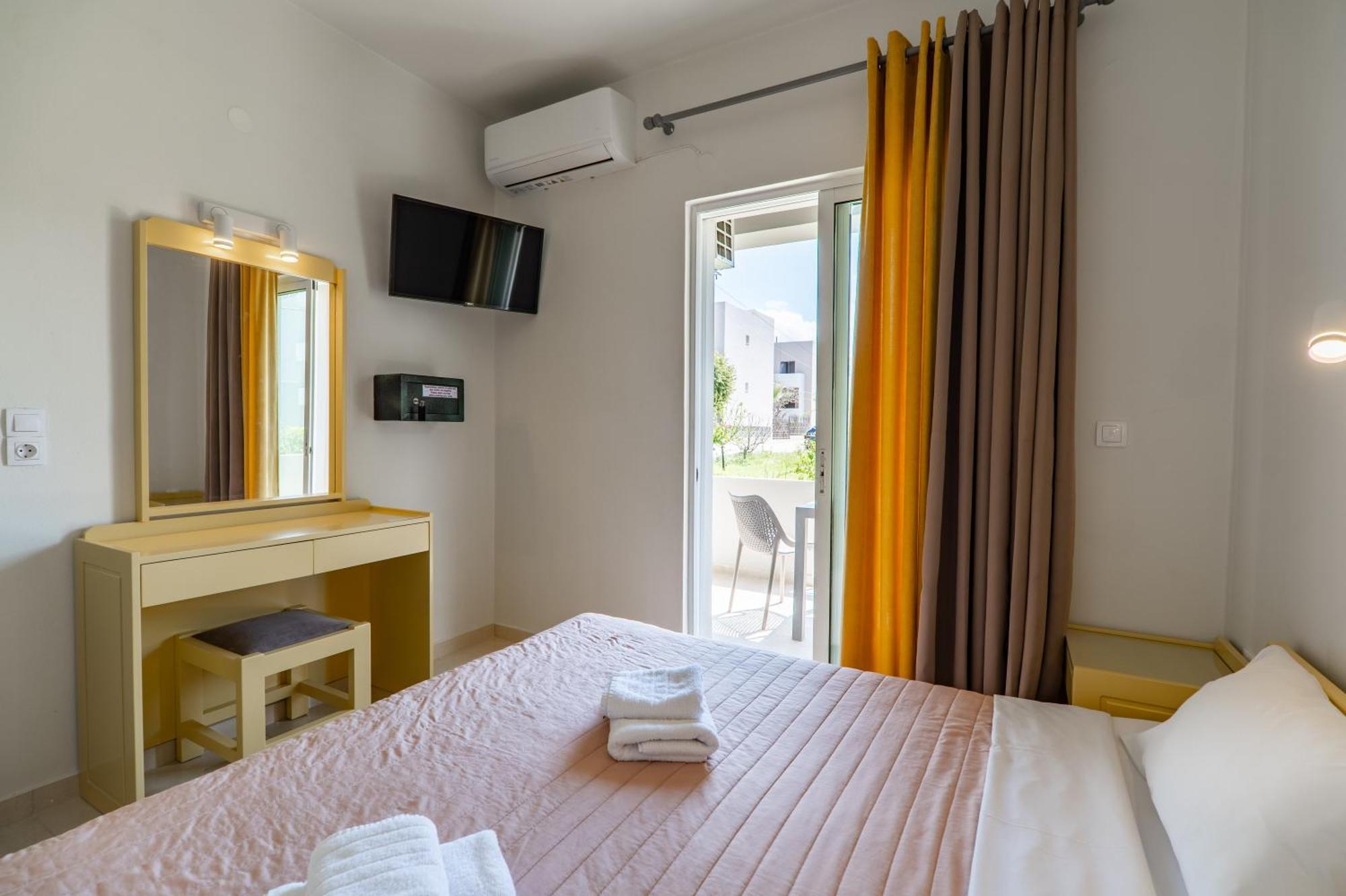 Manos Beachside Apartments Agia Marina Exterior foto