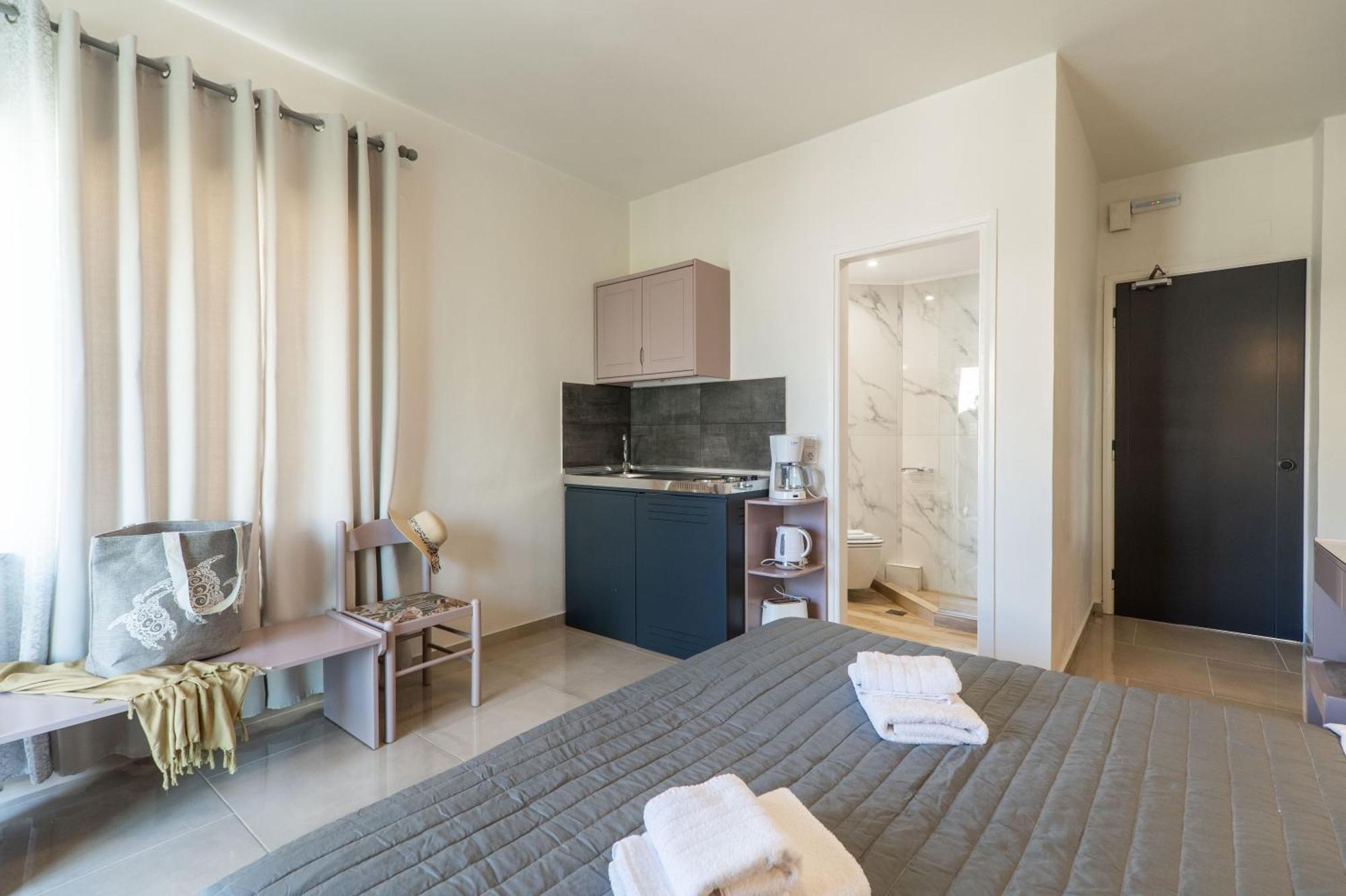 Manos Beachside Apartments Agia Marina Exterior foto