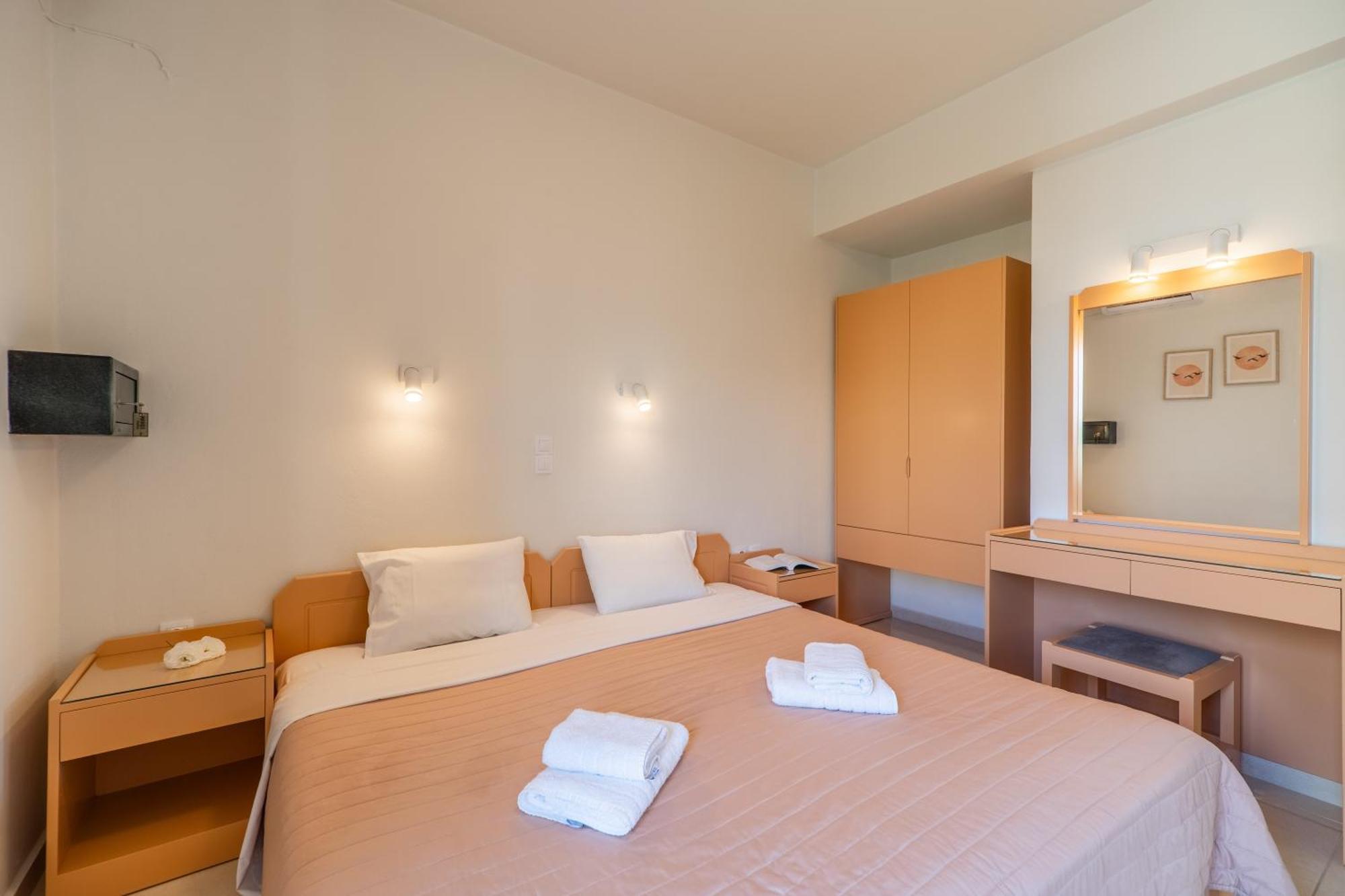 Manos Beachside Apartments Agia Marina Quarto foto