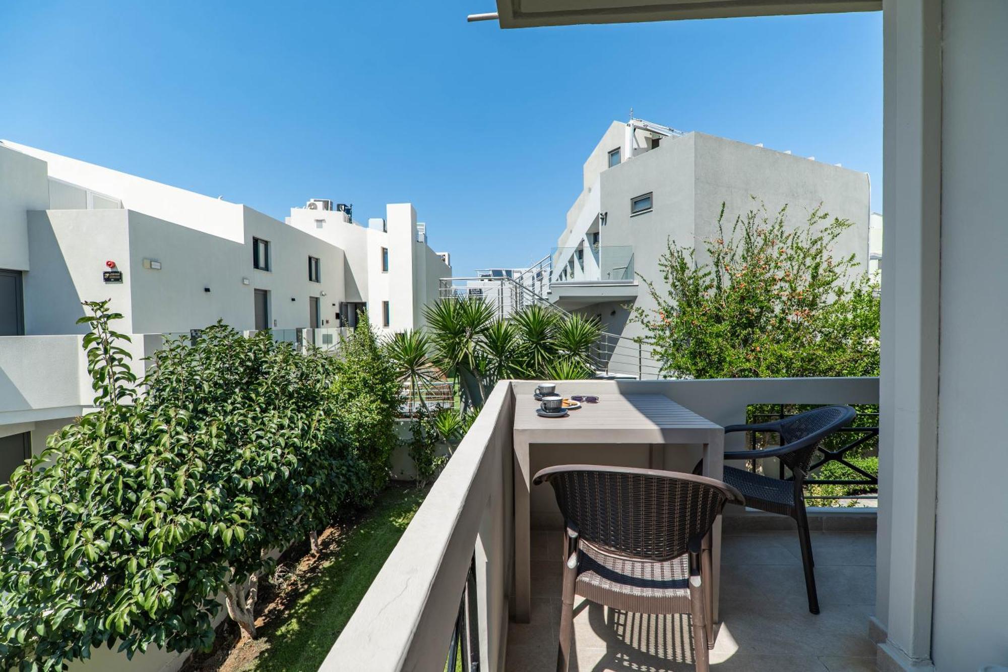 Manos Beachside Apartments Agia Marina Exterior foto