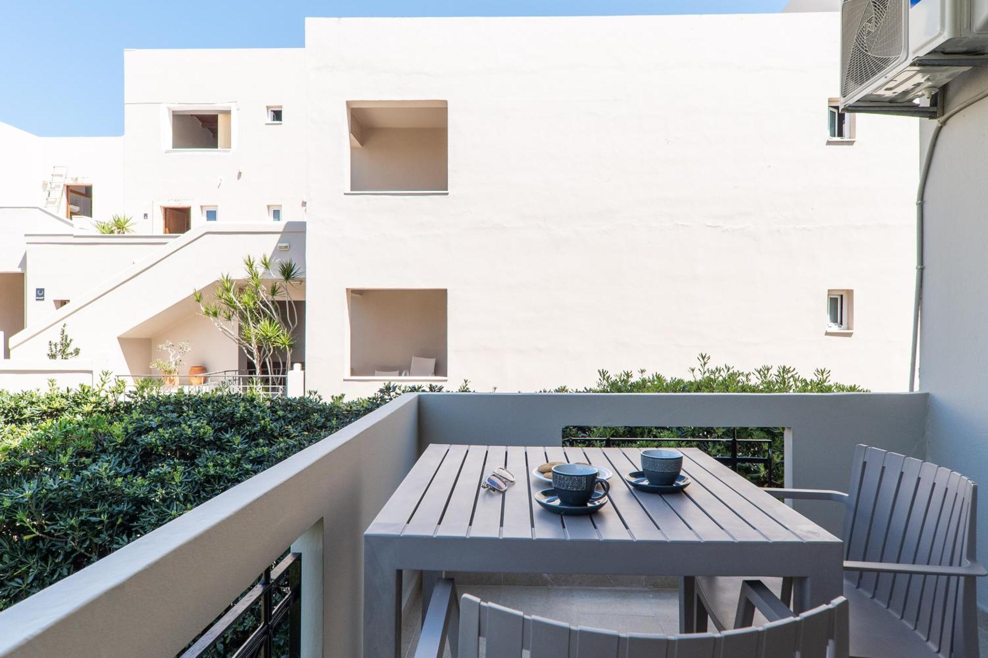 Manos Beachside Apartments Agia Marina Exterior foto
